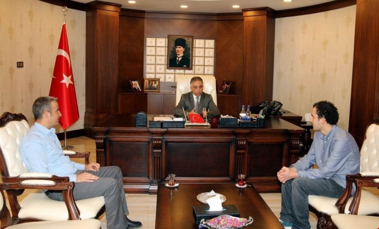 Hakkari Valisi Toprak, Tıp Fakültesini Kazanan Öğrenciyi Makamında Kabul Etti