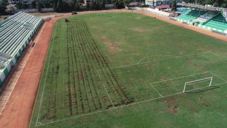 Salihli’de Ramiz Turan Stadı’nın Çimleri Yenileniyor