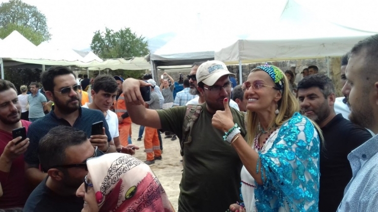 Ünlü Manken Akdamar Adası’nda