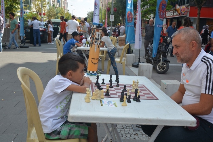 Uşak’ta Satranç Günleri Başladı
