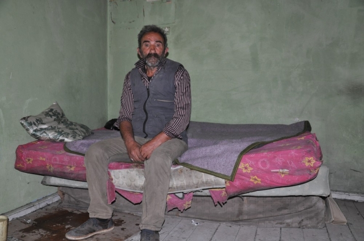 Evsiz Yaşlı Adam Yardım Bekliyor