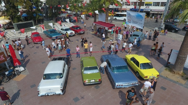 Ayvalık’ta Klasik Otomobiller Görücüye Çıktı