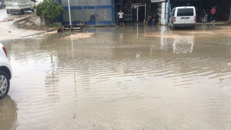 10 Dakika Yağan Yağmur Küçük Sanayi Sitesini Felç Etti