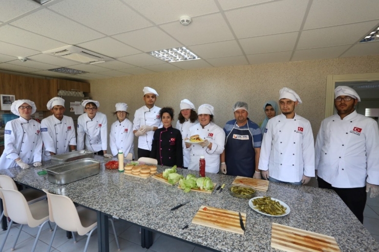 Öğrencilerden Hamburger Ziyafeti