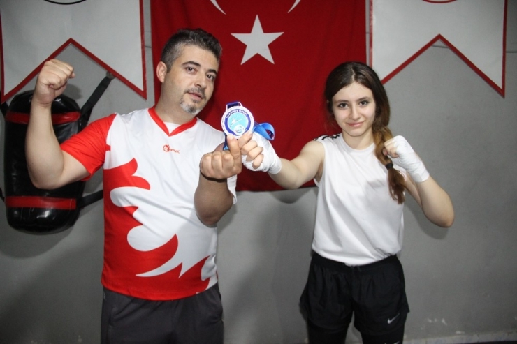 16 Yaşında Babasının ’Madalya’ Hayalini Gerçekleştirdi