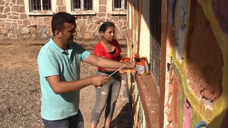 Fedakar Öğretmenler Duvar Boyayıp, Kapı Pencere Sildi