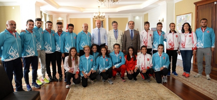 Türkiye Dağ Koşusu Milli Takımından Vali Azizoğlu’na Ziyaret
