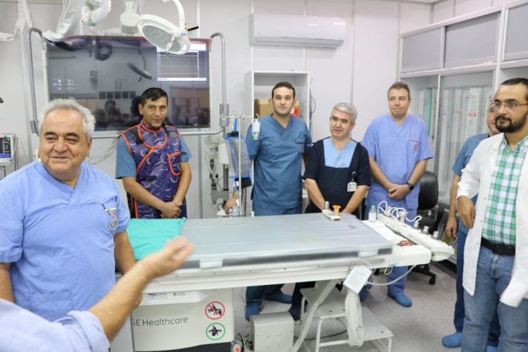 Meslektaşları Damar Tıkanıklığını Açmanın İnceliklerini Prof. Dr. Özgül’den Öğreniyor