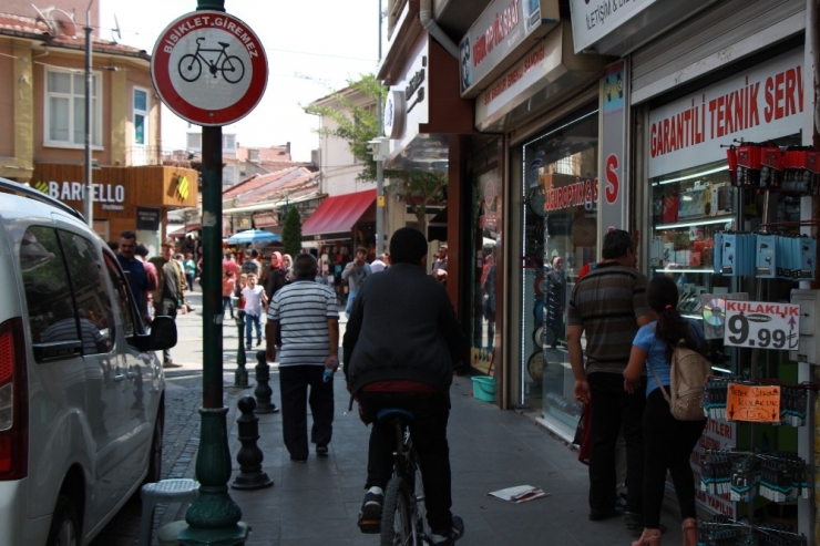 Yaya Yollarında Bisikletli Sıkıntısı