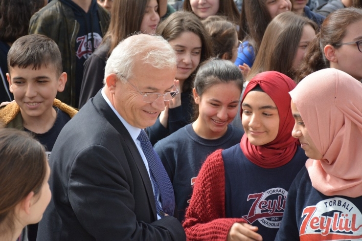 Burs Almak İsteyen Üniversiteliler Torev’e Koşuyor