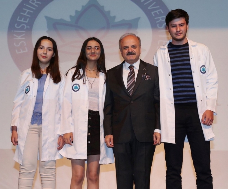 Esogü Tıp Fakültesi’nin Yeni Öğrencileri Beyaz Önlüklerini Giydi