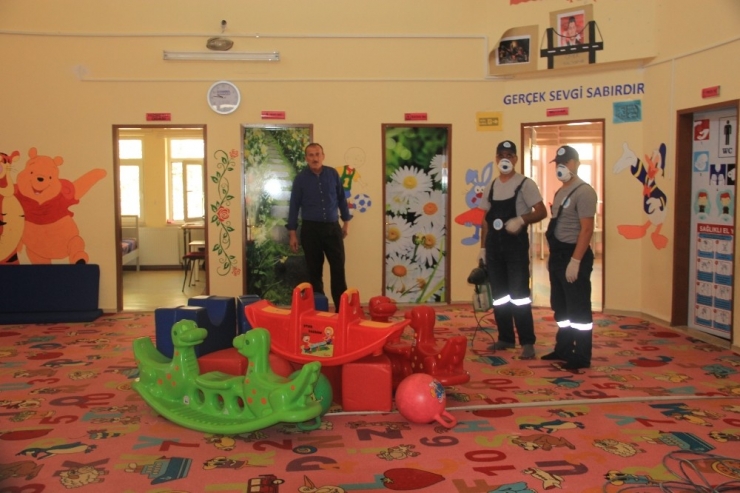 Hakkari’de Tüm Okullar Dezenfekte Edildi