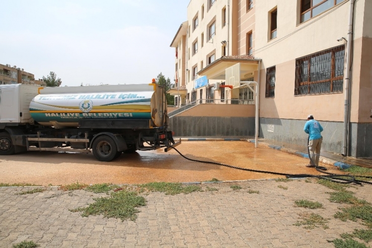 Haliliye’de Okul Bahçelerinde Temizlik Çalışmaları Sürüyor