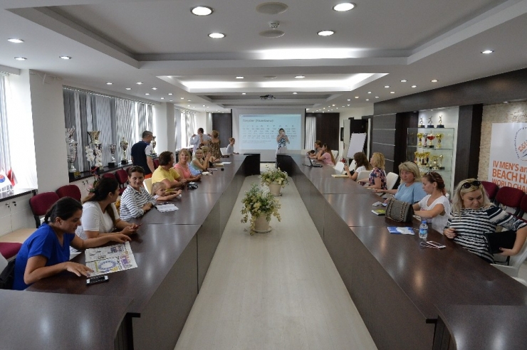 Muratpaşa Belediyesi’nden Yerleşik Yabancılara Türkçe Kursu