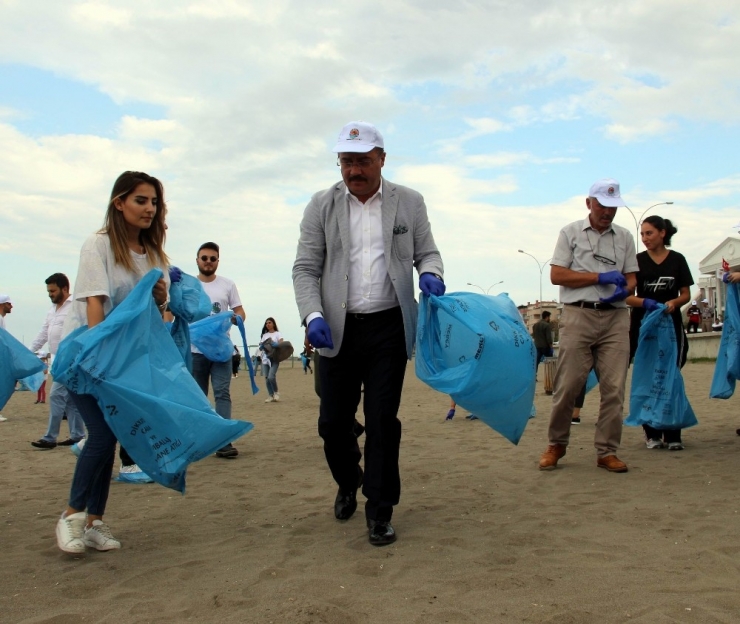 Samsun’da Sahiller Çöplerden Arındırıldı