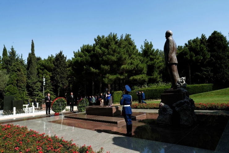 Cumhurbaşkanı Erdoğan, Bakü’de Türk Şehitliğini Ve Aliyev’in Kabrini Ziyaret Etti