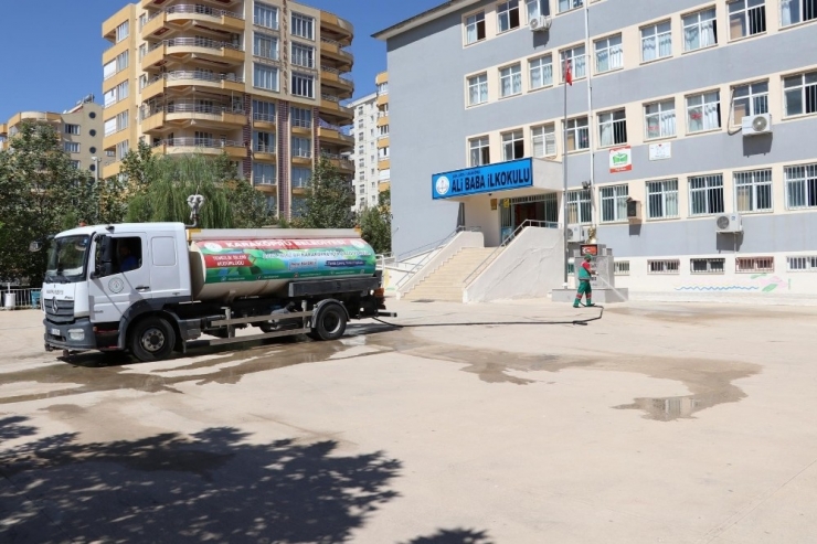 Karaköprü’deki Okullar Temizlendi