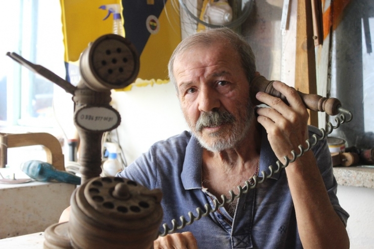 Ahşaptan Öyle Ev Telefonları Yapıyor Ki Görenler Hayran Kalıyor