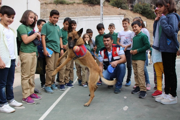 Jandarmadan Öğrencilere Okulun İlk Günü ‘Optik’li Sürpriz