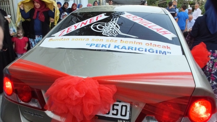 Balıkesir’de Gelin Arabasının Arkasındaki İlginç Yazı