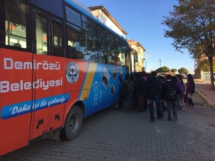 Demirözü Belediyesi’nden Öğrencilere Ücretsiz Servis Hizmeti
