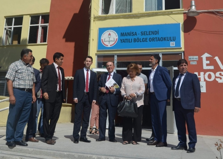 Çikolata Devinden Selendi’de Eğitime Destek