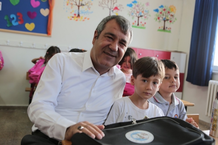 Mut Belediyesi’nden Bin 200 Öğrenciye Kırtasiye Yardımı