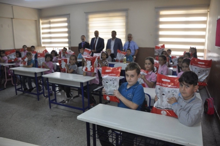 Çevik, "Öğrencilere Kitaplarını Teslim Ettik"