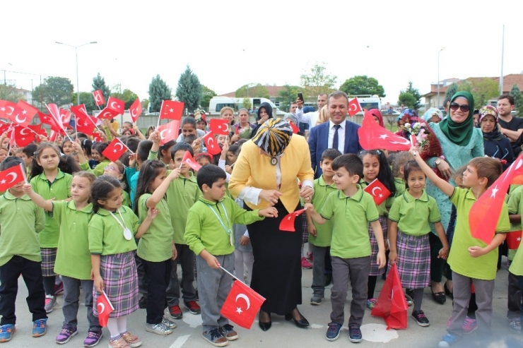 Sakarya’da Milli Eğitim Müdürü, Eğitimin İlk Gününde Öğrencilerle Horon Oynadı