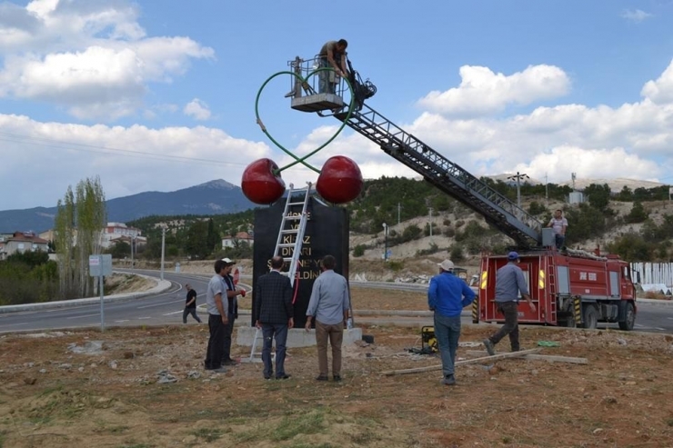 Şaphane’nin Girişine Vişne Ve Kiraz Sembolü