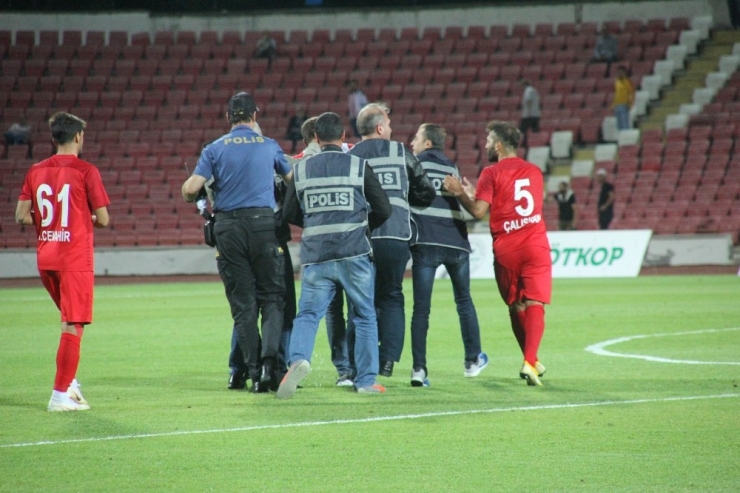 Balıkesirspor Baltok Ümraniyespor Maçı Hakemine Seyirci Saldırdı