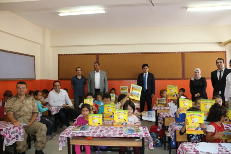 Özyavuz, Eğitim Ve Öğretim Yılının İlk Gününde Öğrencilere Hediyeler Dağıttı