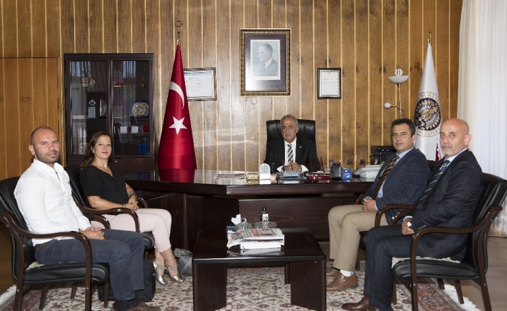 Rektör Çomaklı: "Yabancı Dilde İddialıyız"