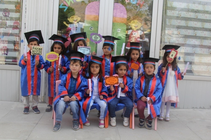 Başkale’de Minikler Mezun Oldu