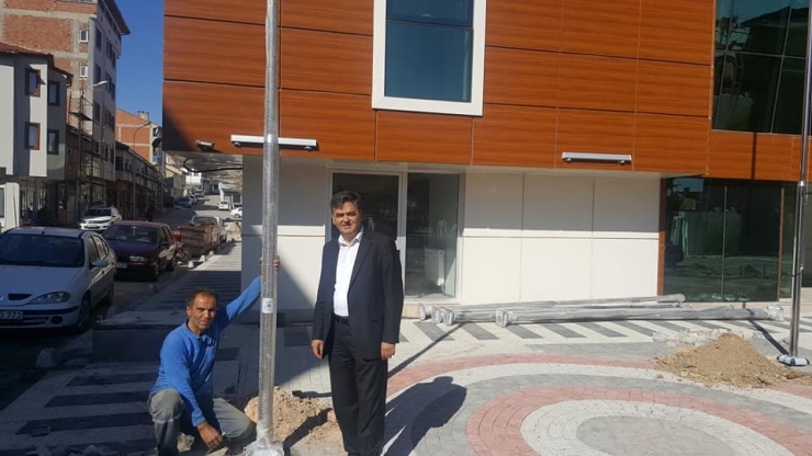 Ek Hizmet Binasına Türk Bayrakları Asılıyor