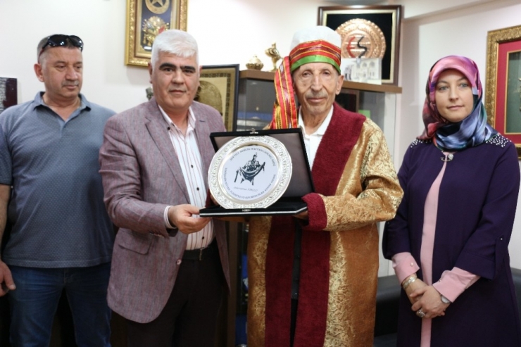 ‘Yılın Ahisi’ Seçilen Yarım Asırlık Esnafa Kaftanlı Plaket Töreni