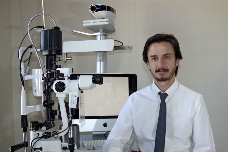 Doç. Dr. Çağatay: "Göz Kapağı Düşüklüğü Basit Bir Estetik Sorun Değil"