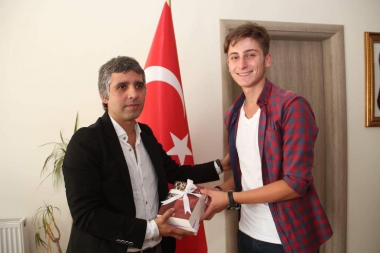 Kaymakam Turan’dan Öğrencilere Kitap Hediyesi