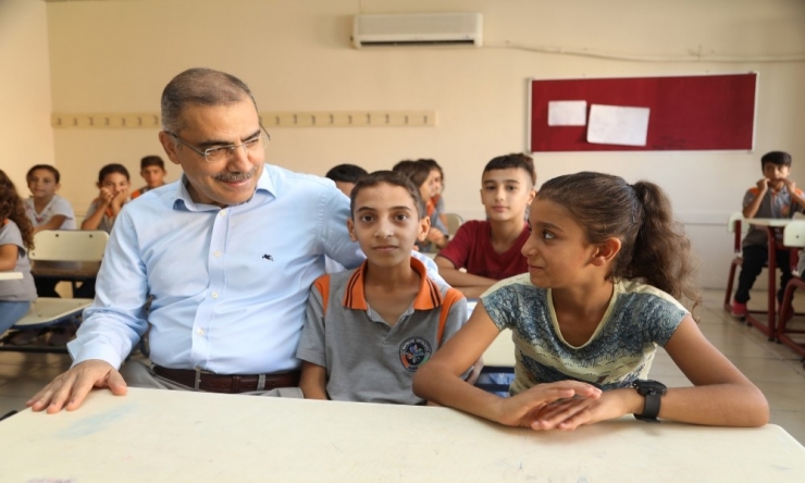 Çelikcan’dan Öğrencilere Kırtasiye Yardımı