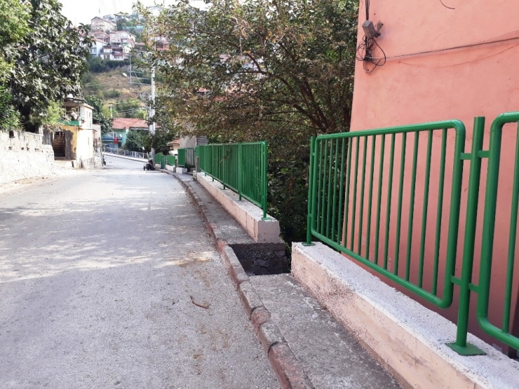 İzmit’te Yol Ve Çevre Bakımları Devam Ediyor