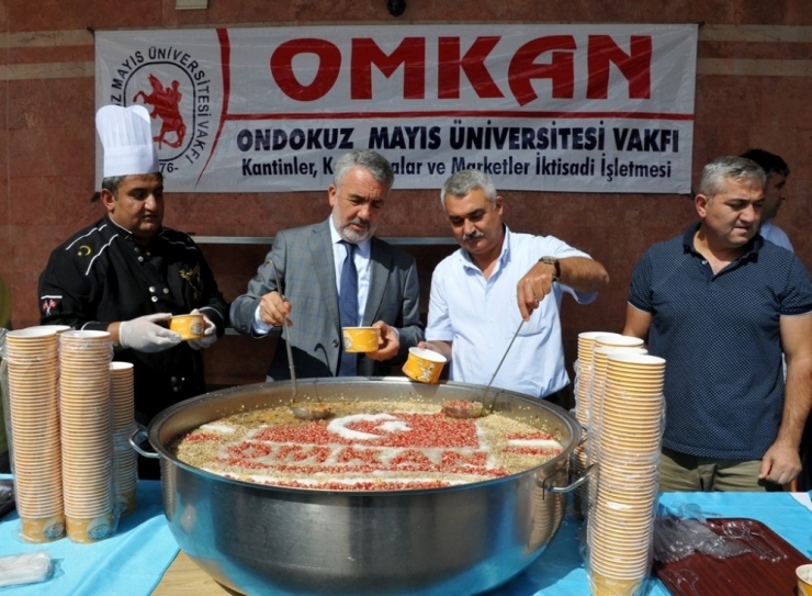 Omü’de 5 Bin Aşure Dağıtıldı