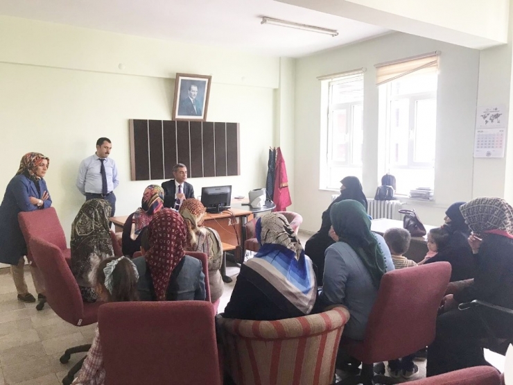 Genç’te, Fabrikanın Çıkardığı Toz Nedeniyle Vatandaşlar İmza Topladı