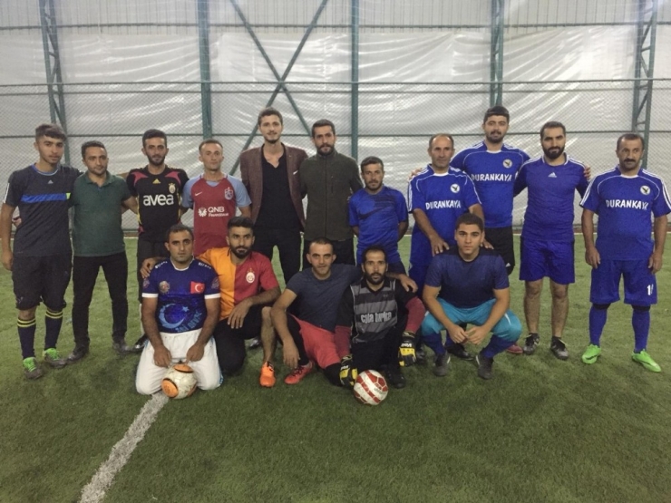 Hakkari’de ‘Fatih Keskin Halı Saha Futbol Turnuvası’ Başladı