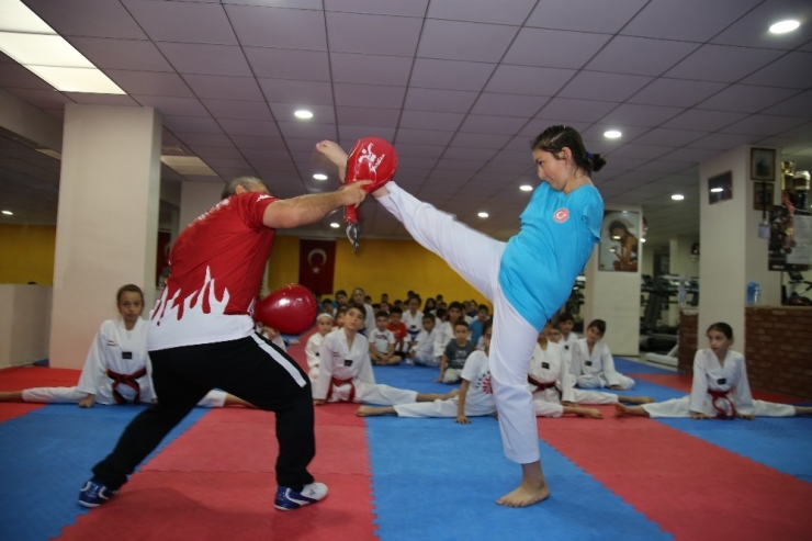 Kolları Olmayan Minik Nisanur’un Hedefi Şampiyonluk