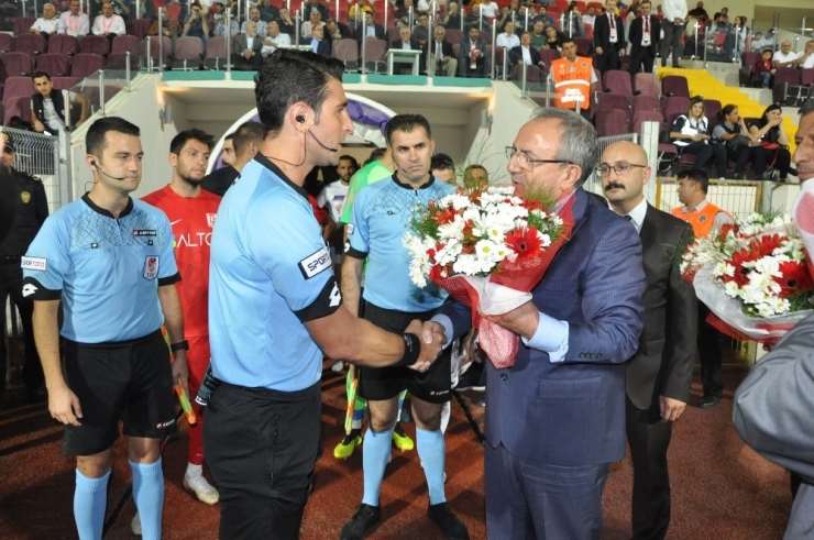 Balıkesir Baltok Başkanı Mustafa Bahçeci Hakemlere Çiçek Verip Özür Diledi