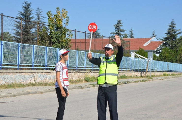 ‘Okul Geçit Görevlileri’ İle Okul Önleri Daha Güvenli