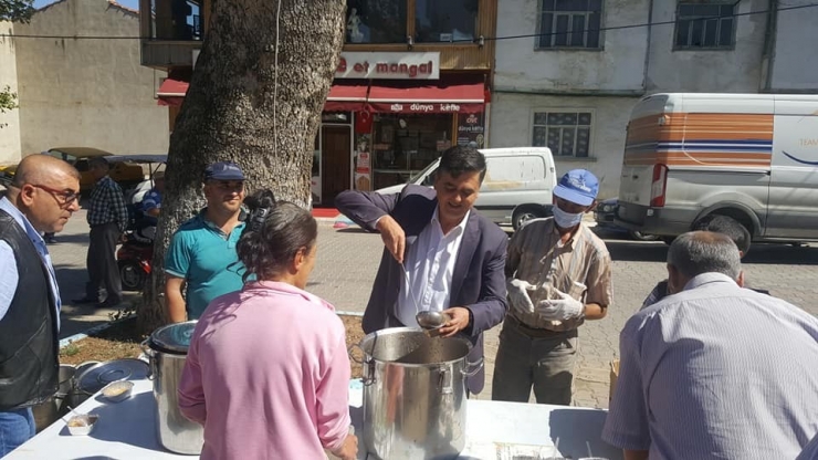 Karamustafa Paşa Camii’nde Aşure Dağıtıldı