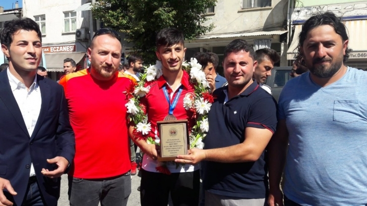 Dünya 3.’sü Genç Güreşçiye Memleketinde Coşkulu Karşılama