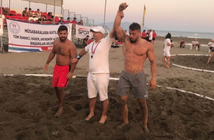 Plaj Güreşinde Türkiye Üçüncüsü Yunusemre’den