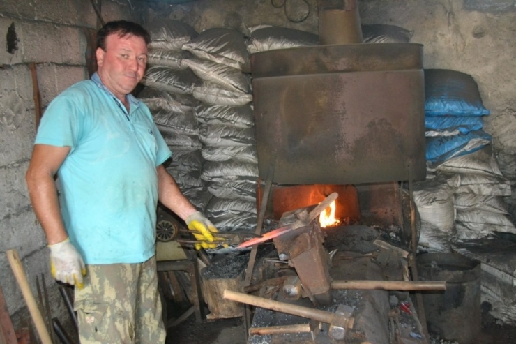 Unutulmaya Yüz Tutan ’Demircilik’ Mesleğini Yaşatmaya Çalışıyor